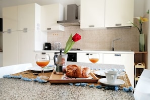 Réfrigérateur, un four, surface de cuisson, cafetière-théière