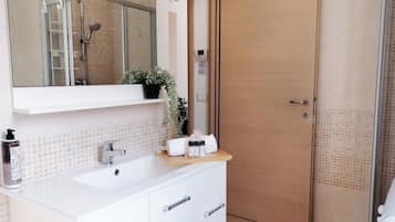 Amenidades de baño gratuitas, secadora de cabello, toallas