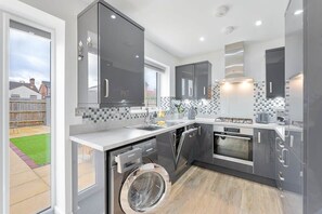 Fridge, microwave, oven, stovetop - Modern 1 Bedroom House in Burton-on-Trent (Burton upon Trent)