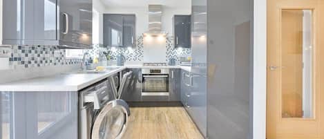 Frigorífic, microones, forn i placa de cuina