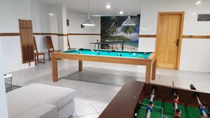 Game room - Villa Arquete, 6 seat Jacuzzi, 5 min walk to shops (Guia)