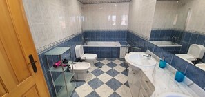Bathtub, hair dryer, towels - Villa Arquete, 6 seat Jacuzzi, 5 min walk to shops (Guia)