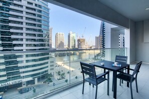 Outdoor dining - Exquisite 2BR in Business Bay (Dubai)