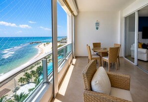 Outdoor dining - Beachfront|10th Floor|BalconyDining|OceanView| Gym (Juan Dolio)