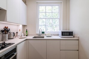 Apartment | Private kitchen - Stylish Kings Cross Flat (London)