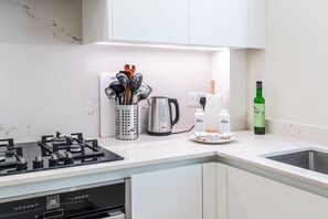 Apartment | Private kitchen - Stylish Kings Cross Flat (London)