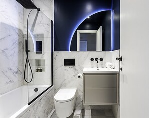 Appartement, 1 très grand lit | Salle de bain