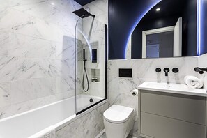 Basic-Apartment, 1 King-Bett | Badezimmer | Badewanne, Haartrockner, Handtücher, Seife