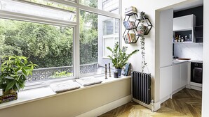Perushuoneisto, 1 suuri parisänky | Yksityinen keittiö | Jääkaappi, uuni, liesi, astianpesukone