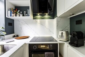 Eenvoudig appartement, 1 kingsize bed | Privékeuken | Een koelkast, een oven, een kookplaat, een vaatwasser