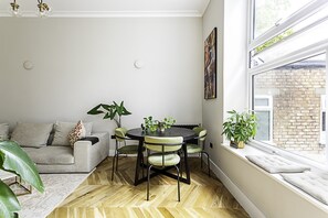 Eenvoudig appartement, 1 kingsize bed | Woonruimte | Televisie