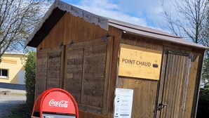 A rustic wooden building labeled "POINT CHAU" with a Coca-Cola branded signboard in front. - Mobilhome Nicolette, 15 Minutes de Europa-park! (Boofzheim)