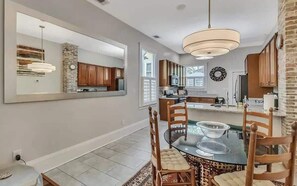 Fridge, microwave, oven, stovetop - Banana Cottage: Hot Tub & Sun Deck (Savannah)