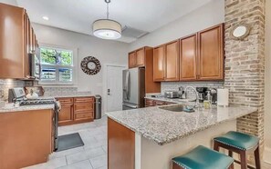 Fridge, microwave, oven, stovetop - Banana Cottage: Hot Tub & Sun Deck (Savannah)