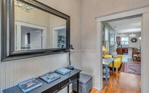 Interior - Banana Cottage: Hot Tub & Sun Deck (Savannah)