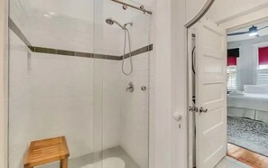 Dusche, Haartrockner, Shampoo