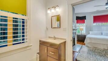 2 bedrooms, iron/ironing board, WiFi