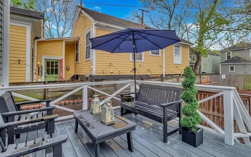 Banana Cottage: Hot Tub & Sun Deck