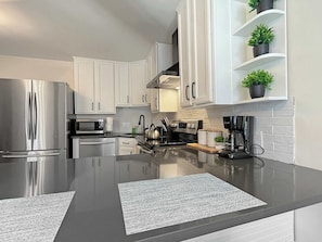 冷蔵庫、電子レンジ、オーブン、コンロ