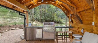 Luxury Airstream W/ Bathtub, River & Hot Tub