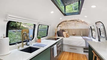1 habitación, tabla de planchar con plancha, wifi gratis y ropa de cama