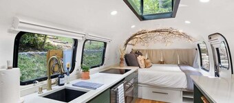 Luxury Airstream W/ Bathtub, River & Hot Tub