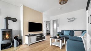 TV, fireplace - Luna's Shelter - Infrarotsauna, Ebenerdig, Kamin, Terrasse, Hundefreundlich (Olpenitz)