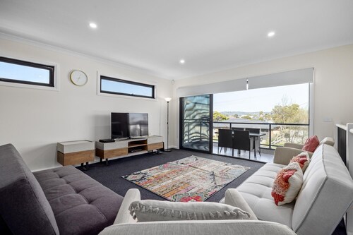 Coastal Stroll Safety Beach - Walk to the beach and the marina!