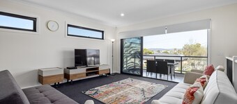 Coastal Stroll Safety Beach - Walk to the beach and the marina!