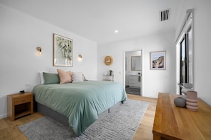 3 bedrooms, iron/ironing board, internet, bed sheets