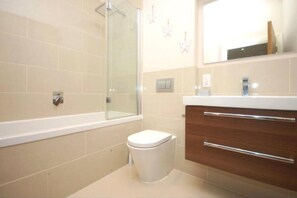 Hair dryer, towels, soap, toilet paper - Central London Duplex, bright and spacious. (London)