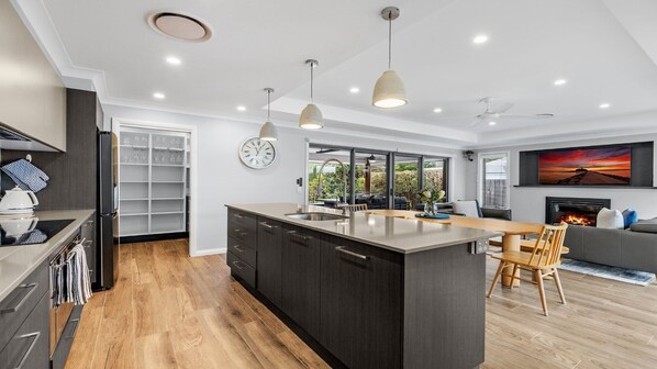 Fridge, microwave, oven, stovetop - TEE TO GREENS - THE VINTAGE HOLIDAY HOUSES (POKOLBIN)