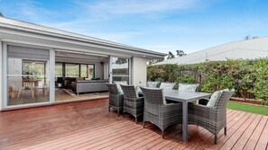 Outdoor dining - TEE TO GREENS - THE VINTAGE HOLIDAY HOUSES (POKOLBIN)