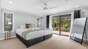 4 bedrooms, desk, iron/ironing board, free WiFi - TEE TO GREENS - THE VINTAGE HOLIDAY HOUSES (POKOLBIN)