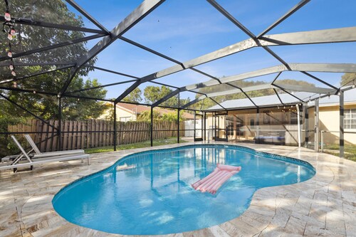 Newly UPDATED! 3 BDRM Sleeps 10! Heated Pool, 10min to DT WPB, 15min to Beaches 