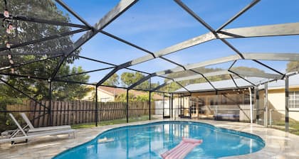 Newly UPDATED! 3 BDRM Sleeps 10! Heated Pool, 10min to DT WPB, 15min to Beaches