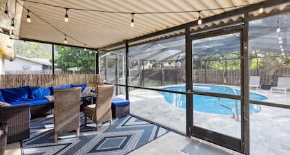 Newly UPDATED! 3 BDRM Sleeps 10! Heated Pool, 10min to DT WPB, 15min to Beaches