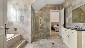 Bañera, secador de pelo y toallas