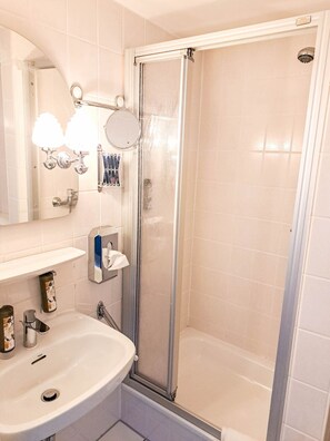 Shower, hair dryer, towels, soap - Hotel Vigo (Goslar)