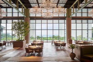 Daily buffet breakfast (KRW 77000 per person)