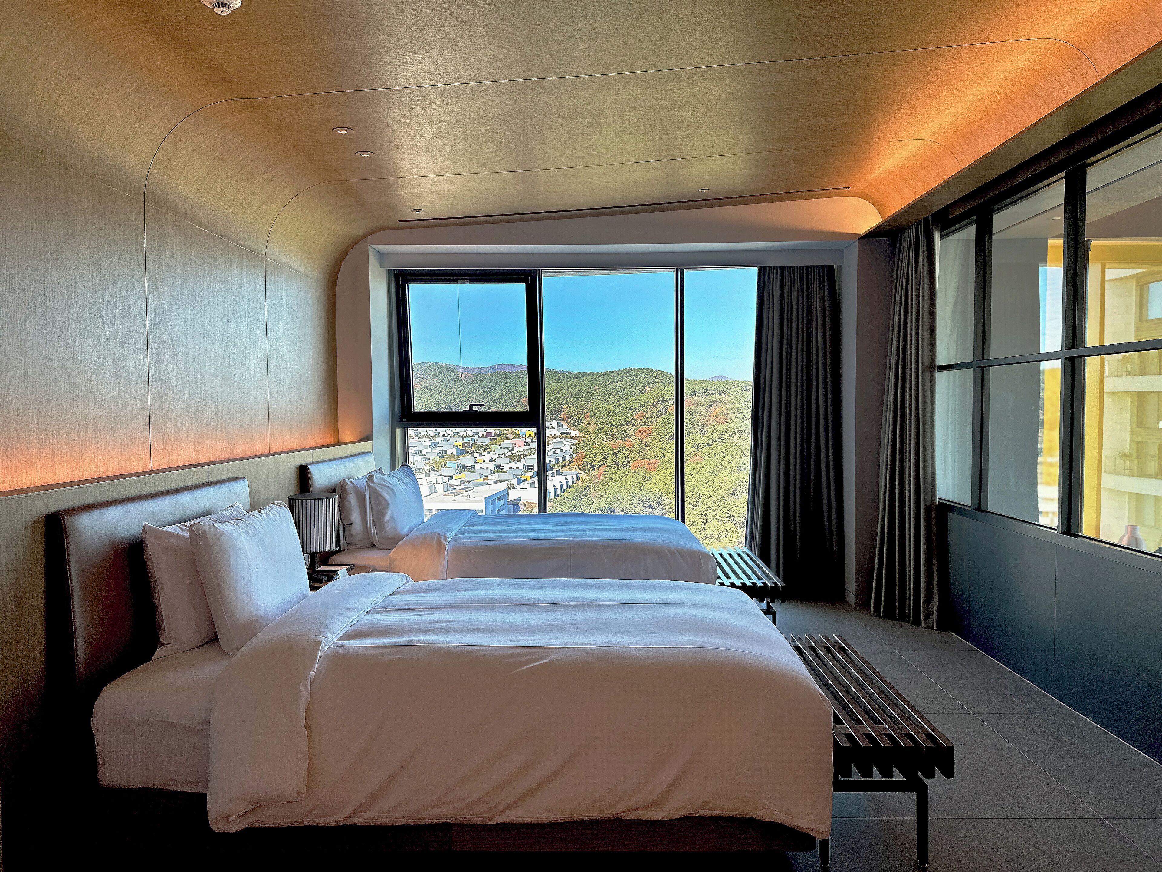 Premium bedding, down duvets, minibar, desk