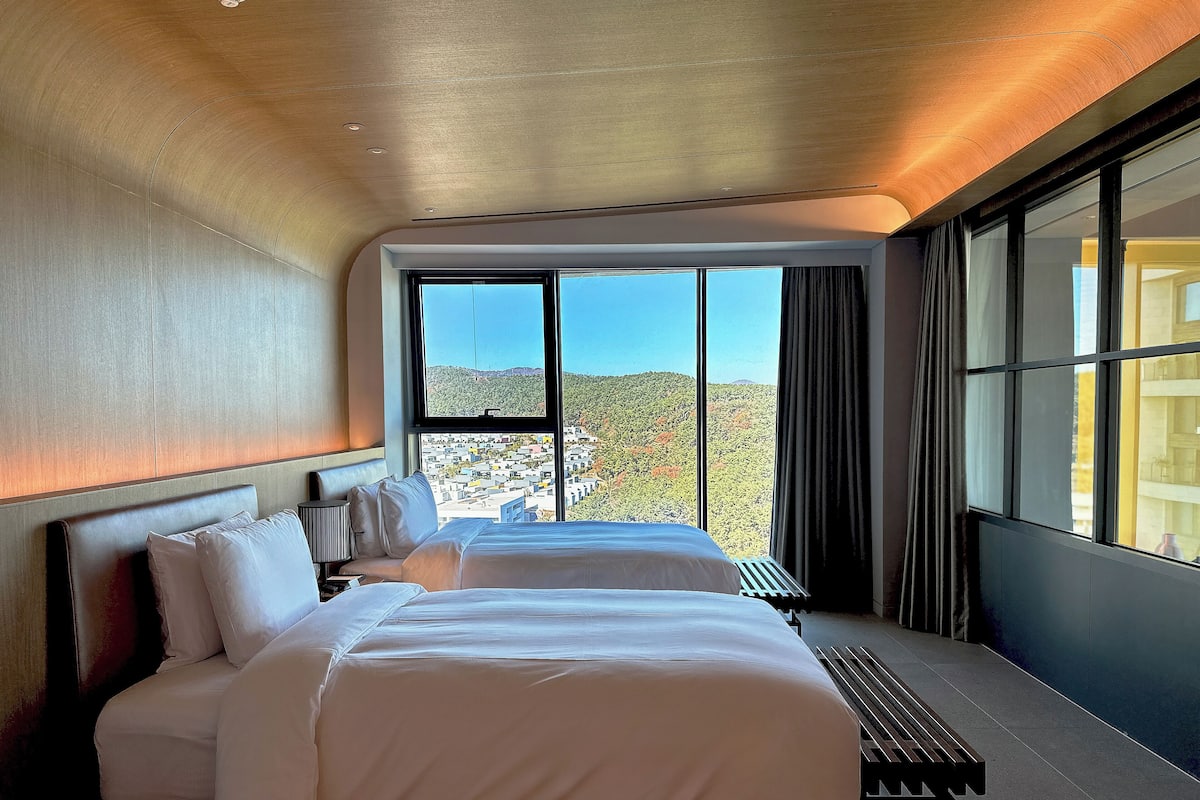 Premium bedding, down comforters, minibar, desk