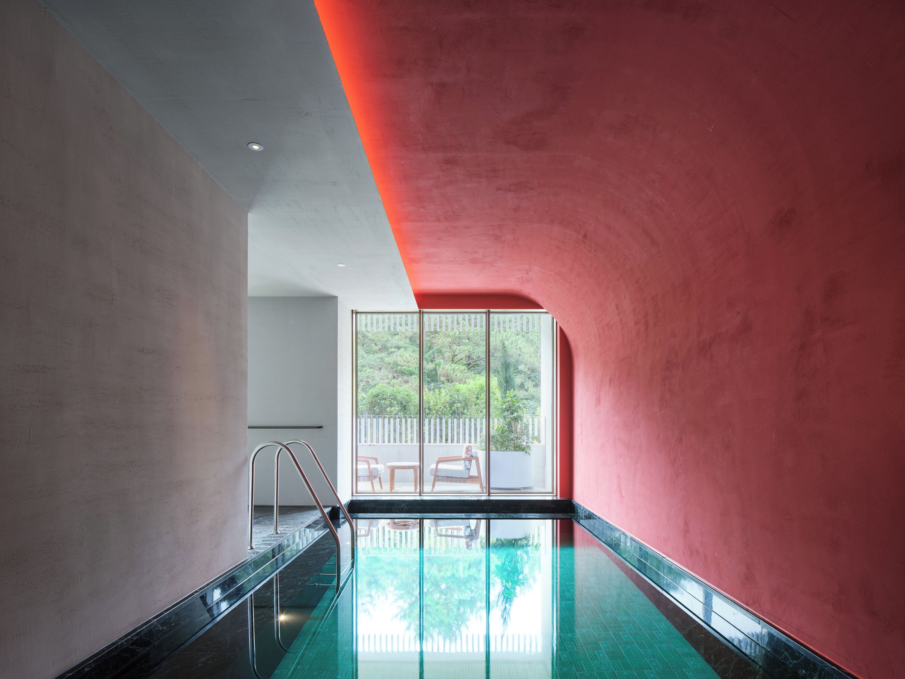 Premium bedding, down comforters, minibar, desk