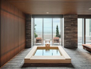 Ropa de cama de alta calidad, edredones de plumas, minibar y escritorio