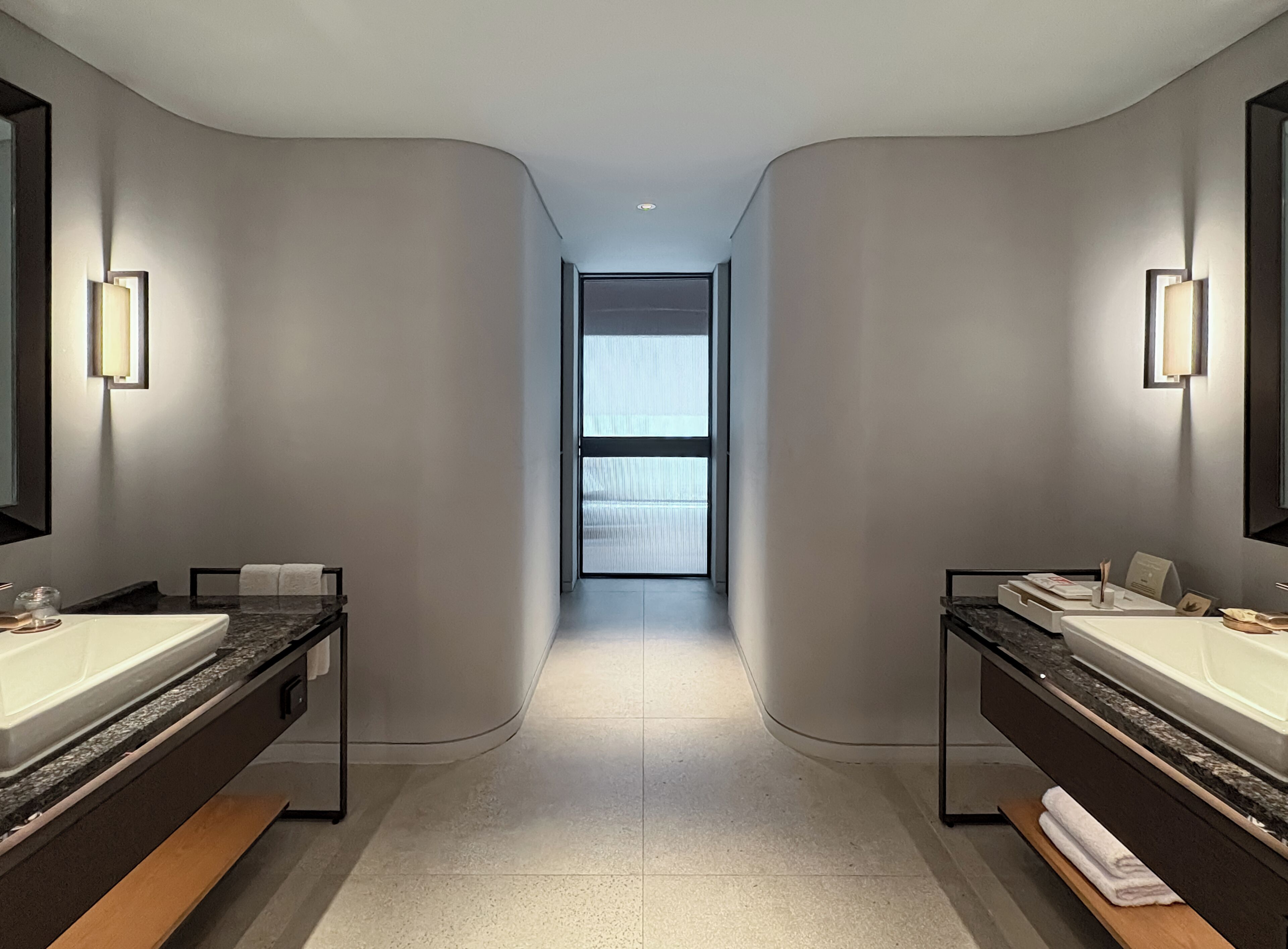 Hochwertige Bettwaren, Daunenbettdecken, Minibar, Schreibtisch