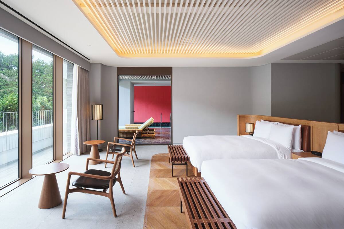 Premium bedding, down comforters, minibar, desk