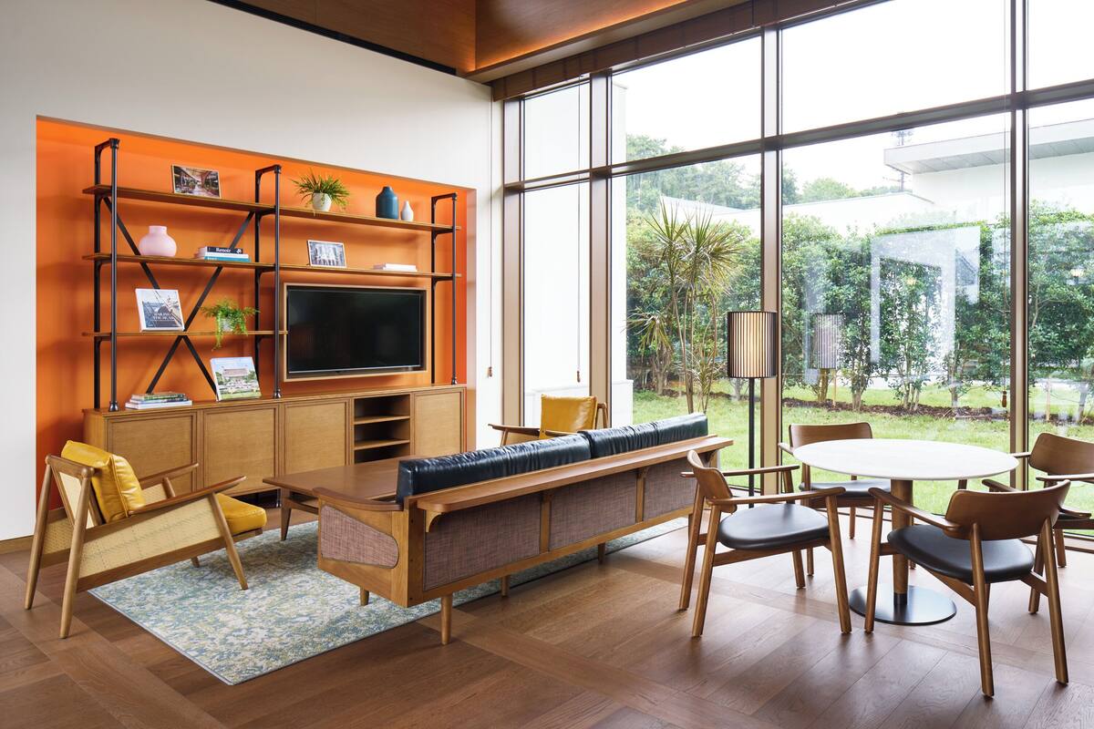 Cabin X Manor House B Garden (A SPIRIT OF JOURNEY & Spring Palace Free Access for 4 +2 Free parking) | Área de estar | Tablet