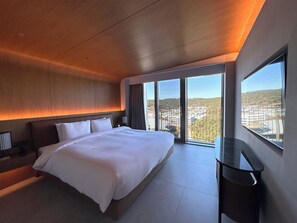 Sängtillbehör av högsta kvalitet, duntäcken, minibar och skrivbord