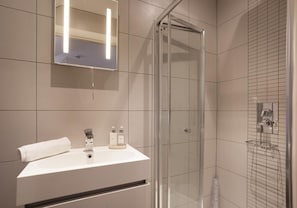 Bathroom - Smugglers Mews With Free Parking By My Getaways (Brighton)