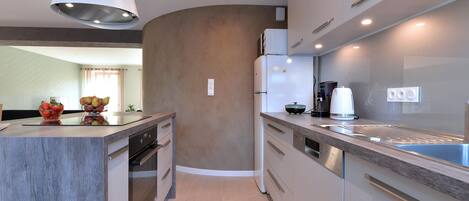 Een koelkast, een oven, een vaatwasser